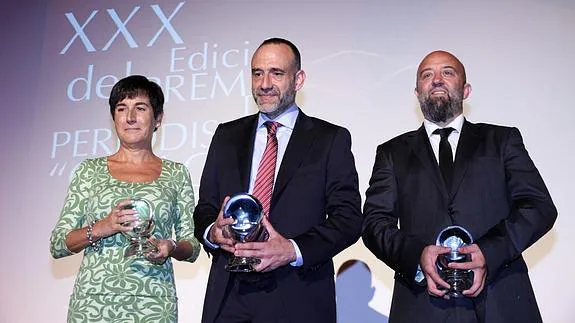 Ángeles Espinosa, Marc Marginedas y Javier Martín, con sus respectivos premios.