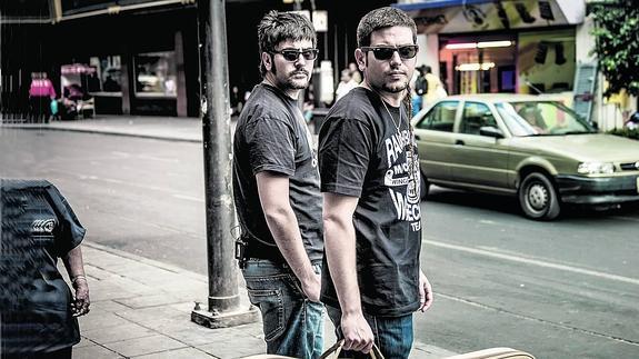 David y José, cazados en plena calle. /