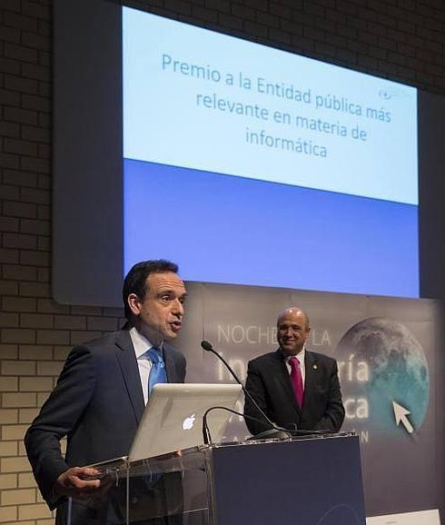 Javier Escribano, director de la Unidad de Negocio Digital, agradece el galardón 