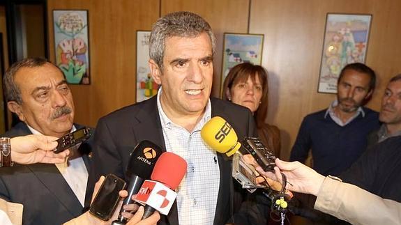 Villarrubia a tiende a la prensa después de lla dimisión de la mitad de la Ejecutiva. 