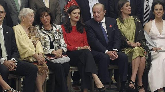 Miriam González, con camisa roja, entre algunos de los homenajeados.