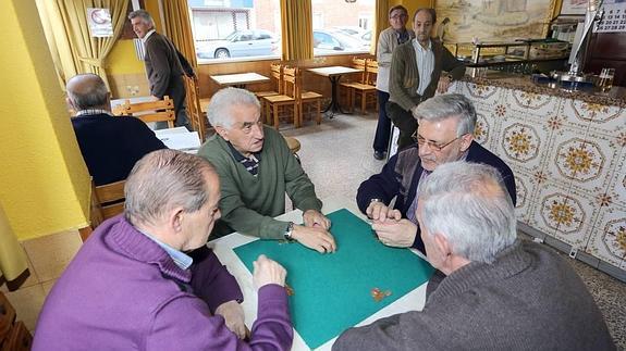 Manuel, Alejandro, José y José María juegan la partida en el bar Jaime. 