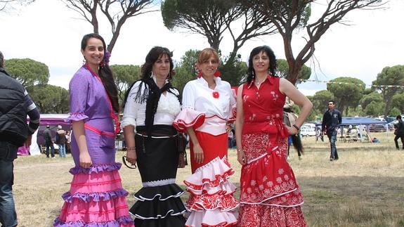 Un grupo de mujeres con trajes de flamenca.