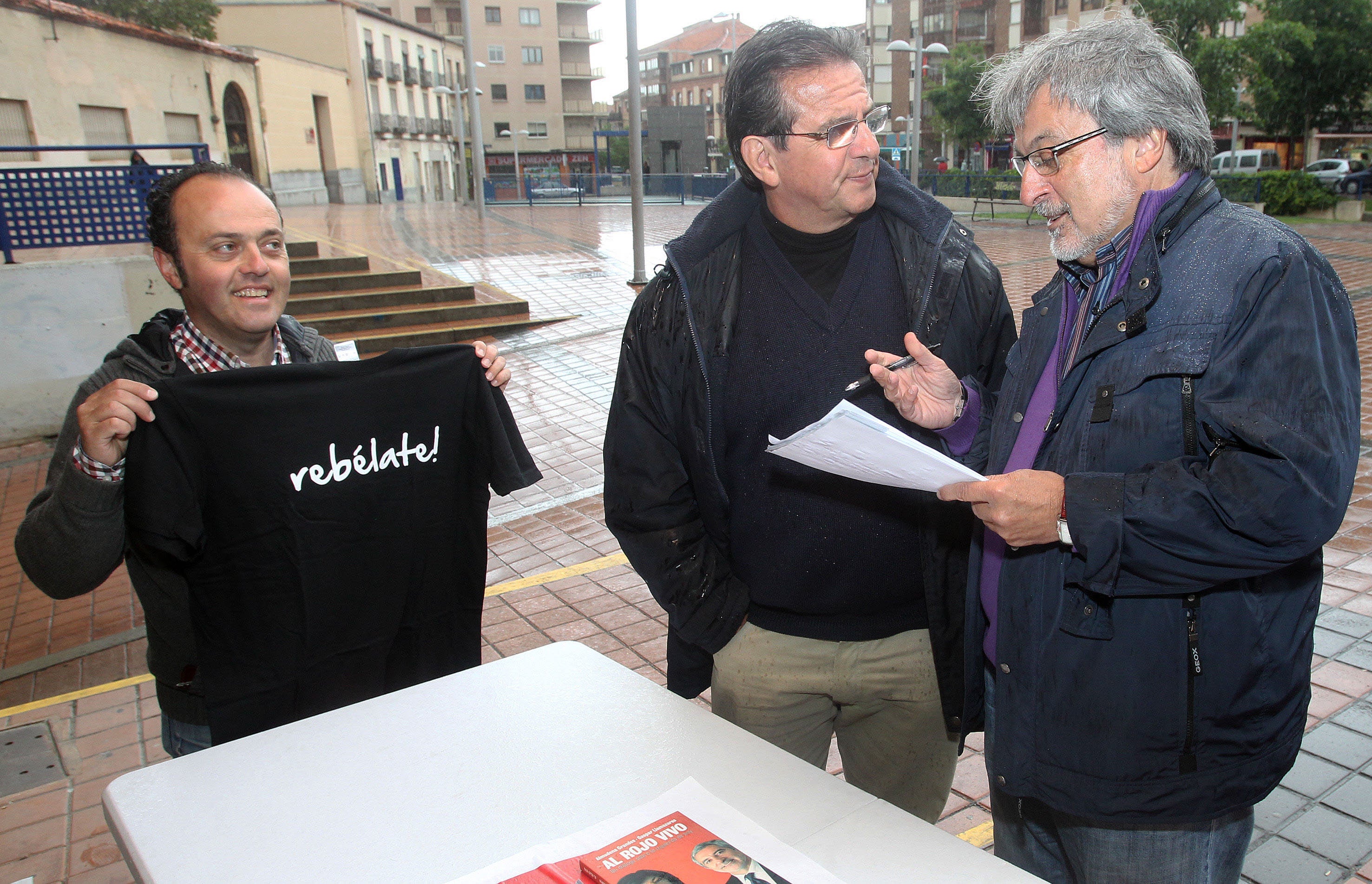 José María González (d.), con el cuestionario, durante la pasada campaña de calle