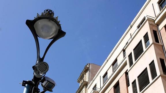 Detalle de las cámaras del paso de peatones inteligente instalado en la intersección entre las calles Santiago y Claudio Moyano. 