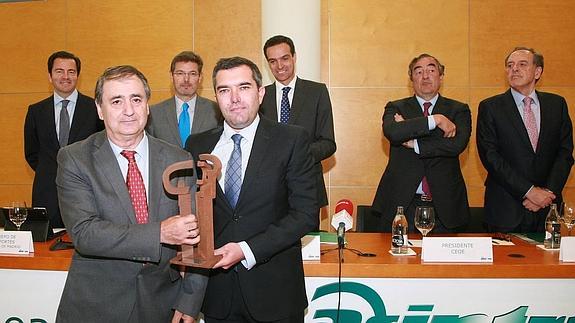 Presidente y vicepresidente de Asetra recogen el premio de Asintra.