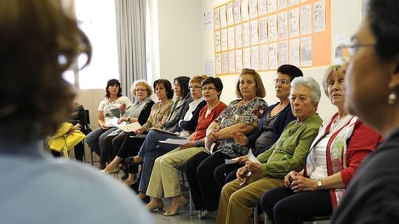 Vecinos participantes en la lectura de los relatos.