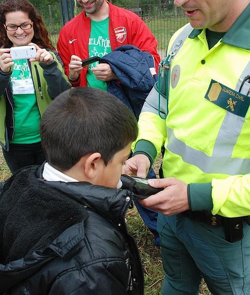 Un escolar realiza la prueba de alcoholemia.