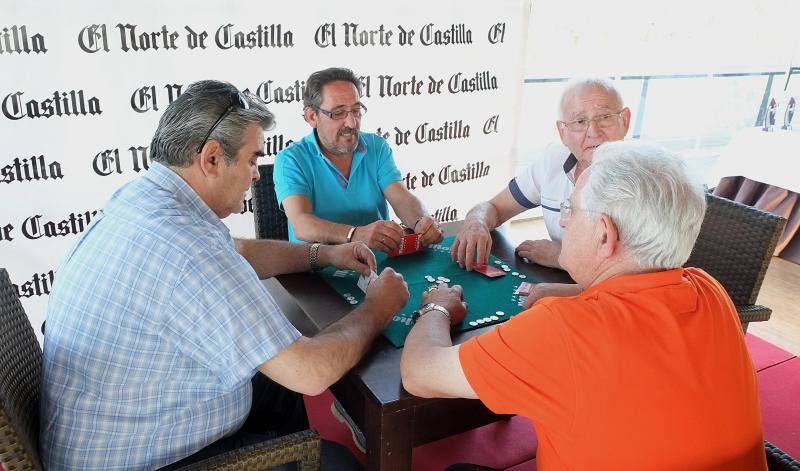 Los finalistas en plena partida. De espaldas, Francisco  Martínez. A su derecha, Carlos Gonzálezx. Enfrente, JesúsPérez y a su izquierda, Tomás Poncela. 