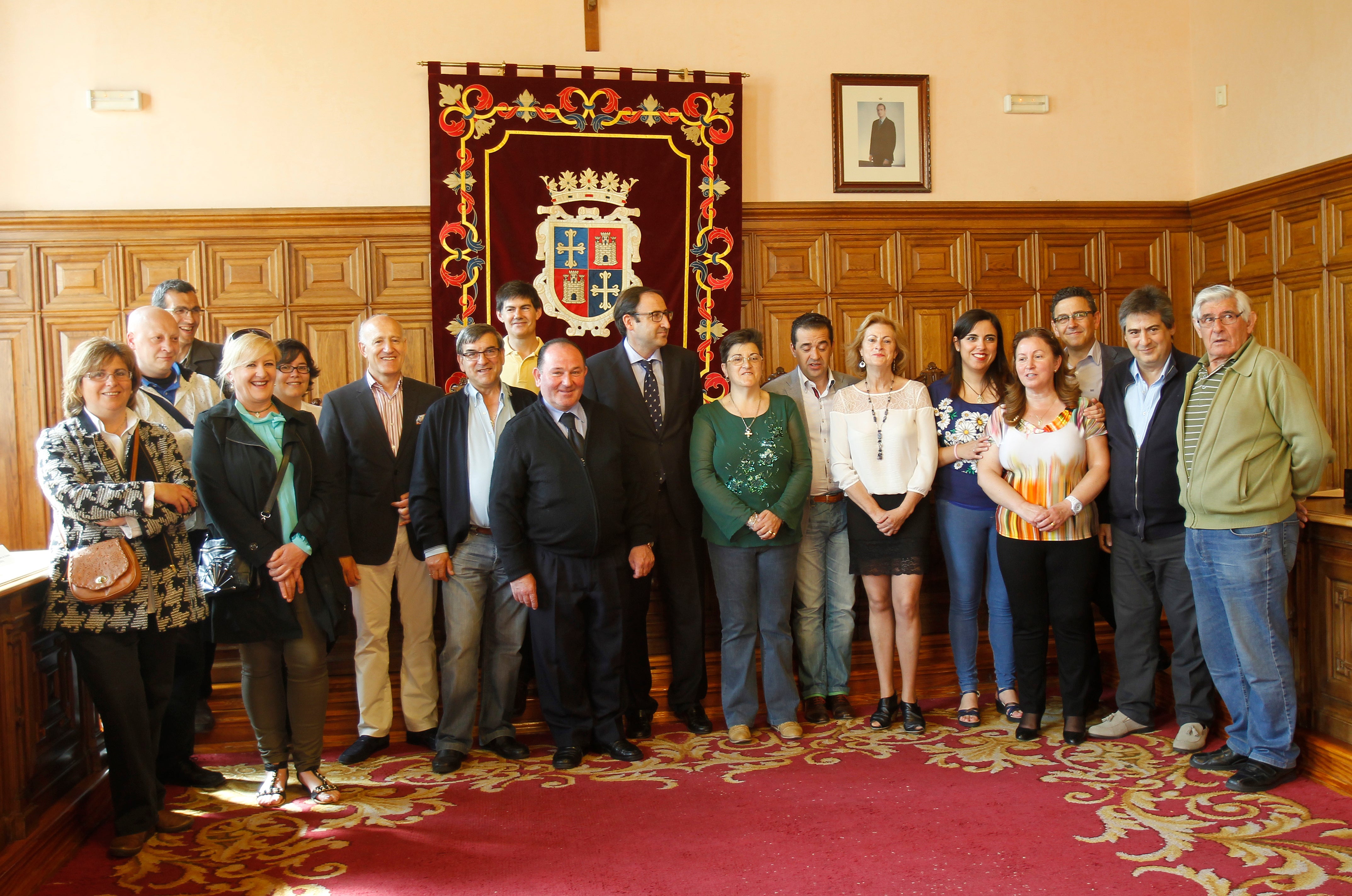 El alcalde y los concejales de Servicios Sociales y Barrios, con los representantes vecinales. M. de la Fuente