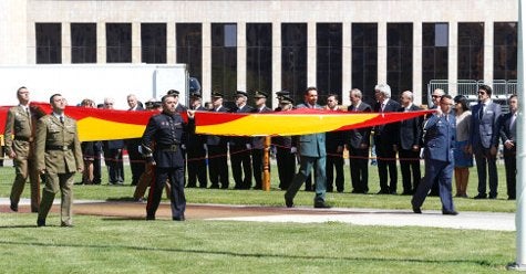 Acto de homenaje a la bandera de España con motivo de la celebración del Día de las Fuerzas Armadas. Ical