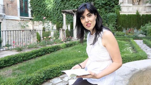 Raquel Lanseros, en el jardín de la Casa de Cervantes, antes de su lectura poética 