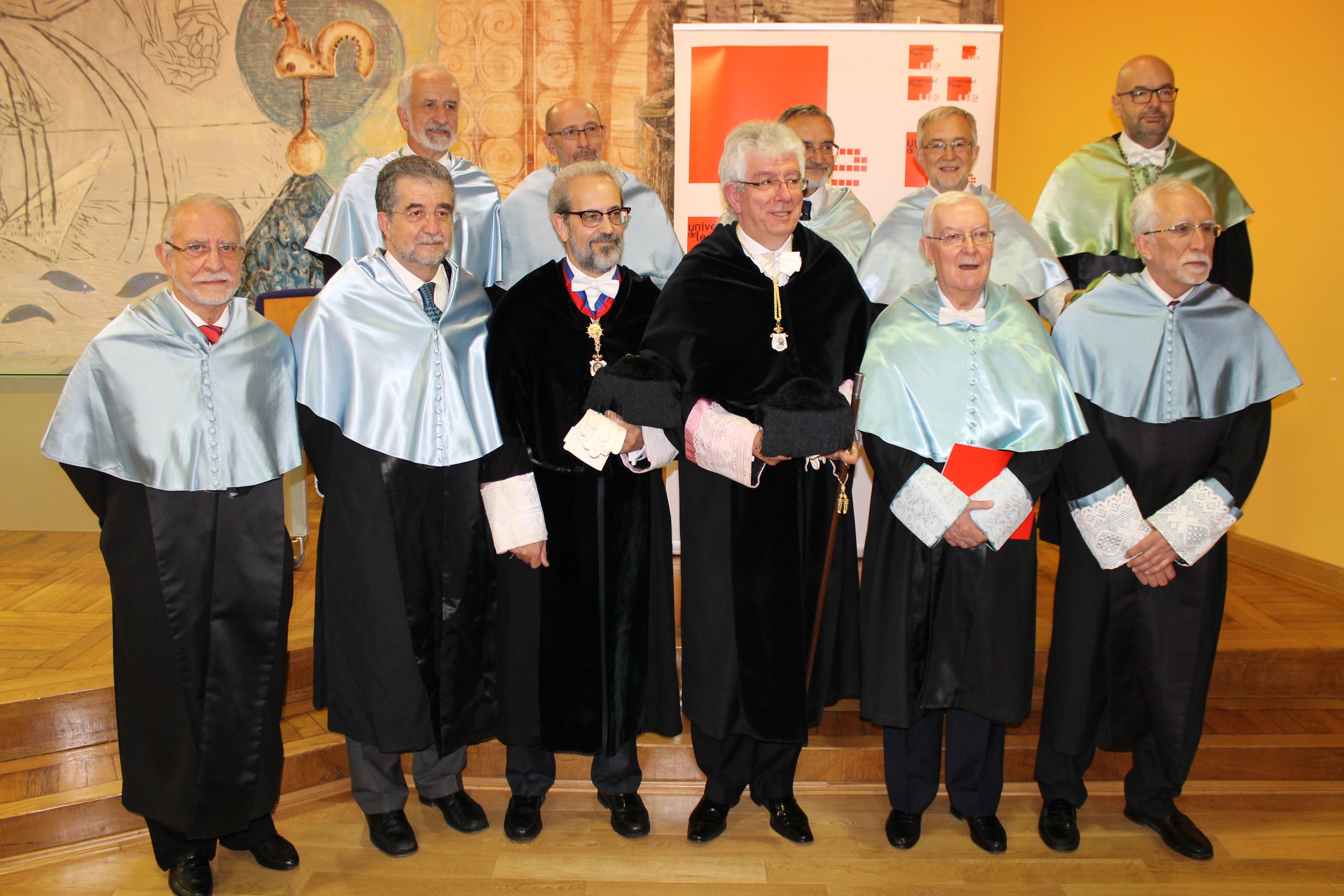 Los cuatro nuevos Doctores Honoris Causa posan junto a los rectores -en el centro- de las universidades de León y Salamanca. El Norte