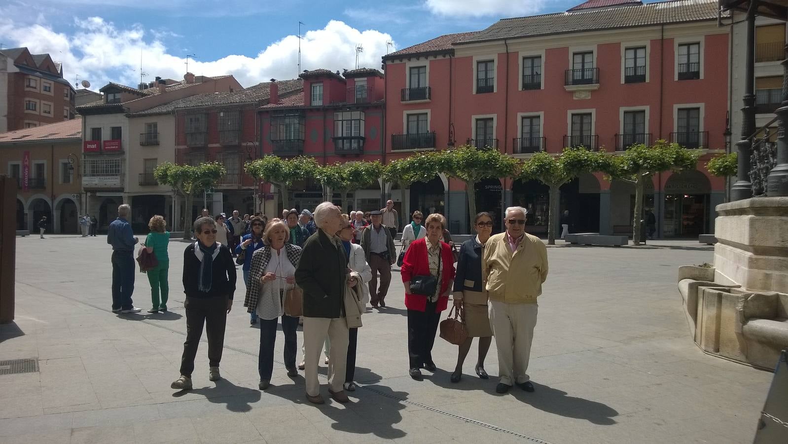 Un grupo de visitantes en la Plaza Mayor de Aranda. 