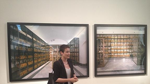 Cristina Lucas ante 'La cámara del tesoro', dos fotografías digitales de las reservas de oro del Banco de España. 