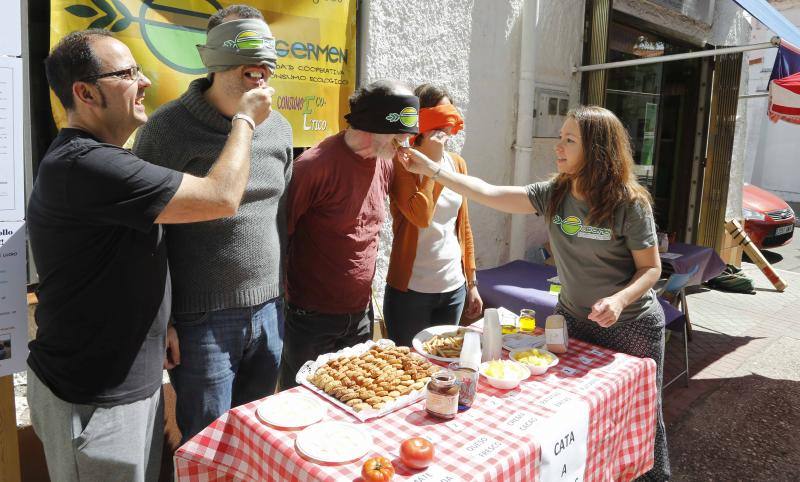 Los asistentes a la cata a ciegas prueban los productos de Ecogermen 