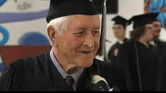 Un veterano de guerra estadounidense el día de su graduación con 89 años.