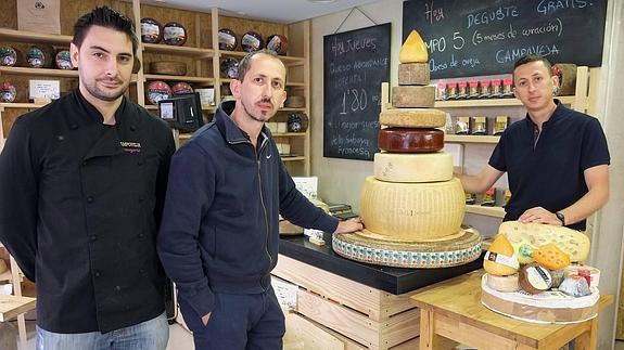 Ricardo Revuelta y los hermanos Jesús y César Sanz, de la Quesería Campoveja, en la tienda que han abierto en Valladolid.