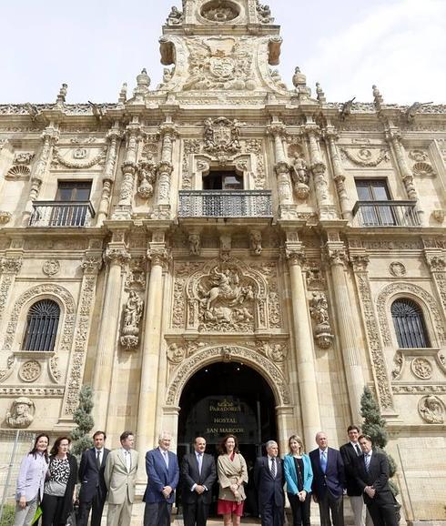 La presidenta de Paradores, Ángeles Alarcó (CD), y el presidente de American Express en España, Alfredo García-Valdés (CI), presentan el contenido del acuerdo suscrito entre ambas compañías para acometer la restauración de la fachada del Hostal San Marcos. Al acto asisten, entre otras autoridades, la consejera de Cultura y Turismo de la Junta, Alicia García, y el alcalde de León, Emilio Gutiérrez. 