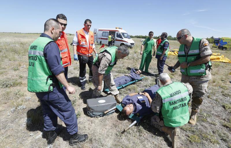 Intervención durante el simulacro en el aeropuerto de Villanubla. G. VILLAMIL