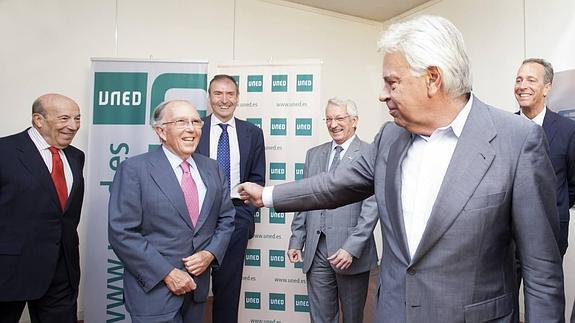 El ponente del Estatuto de Castilla y León José María Martín Oviedo, el exministro Marcelino Oreja, el exsenador Juan José Laborda, el rector de la UNED, Alejandro Tiana, y Felipe González, hoyen Ávila.