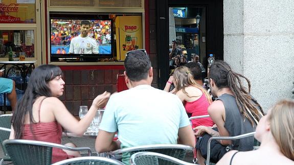 Un grupo de jóvenes sigue el partido en una terraza en Fernández Ladreda. 