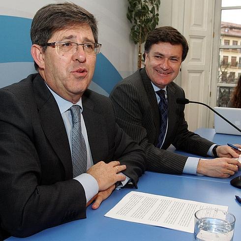 Jesús Postigo y Francisco Vázquez, en la sede del PP. 