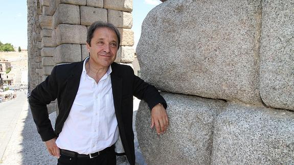 Juan Luis Gordo, apoyado en una piedra del Acueducto.