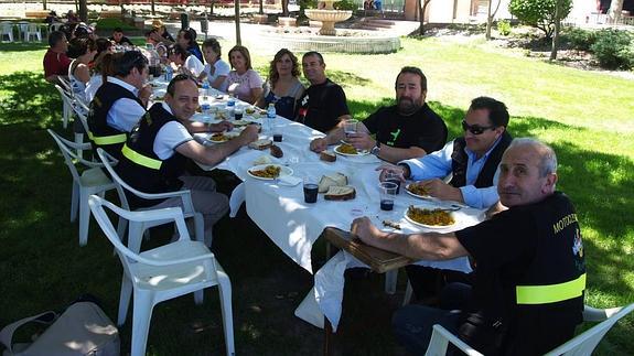 Doscientos aficionados acuden a la II Quedada Motera de Pedrajas