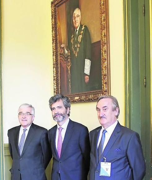 De izquierda a derecha, Gonzalo Moliner –con su retrato, arriba–, Carlos Lesmes y José María Martín Sanz. 