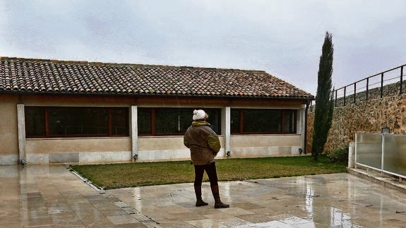 El patio El Norte de Castilla del Centro E-Lea de Urueña, con el simbólico ciprés al fondo. 