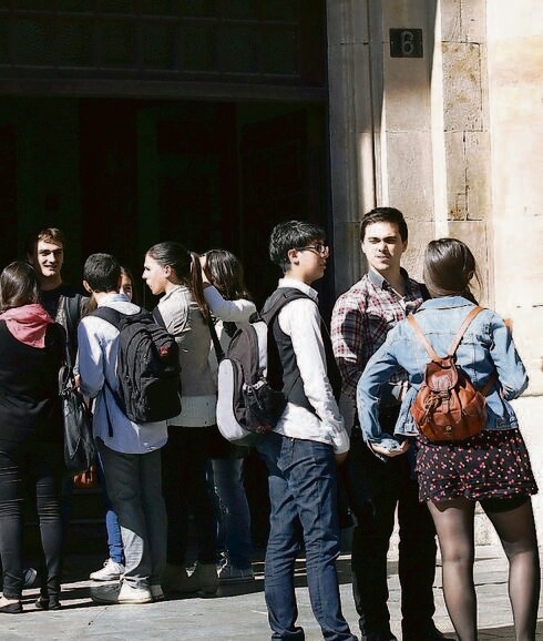 Un grupo de estudiantes, junto a la Facultad de Traducción.