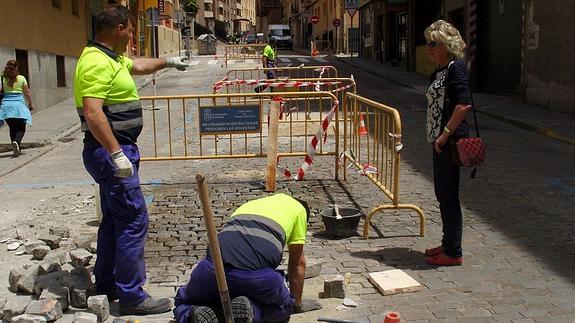 La concejala de Obras, Paloma Maroto, supervisa las obras de reparación de las cuadrillas en Santa Eulalia