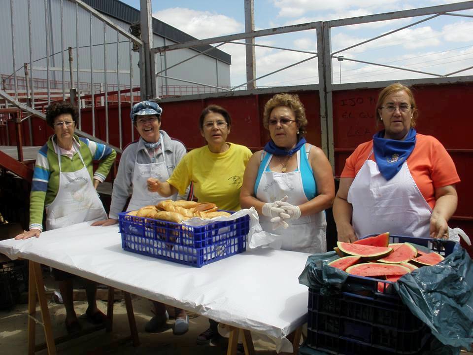 Cinco mujeres, durante la preparación de los bocadillos y la sandía. 