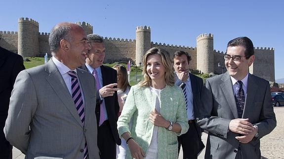 La consejera de Cultura y Turismo de la Junta de Castilla y León, Alicia García (c), el director de la Fundación ONCE- FSC Inserta, Francisco Botía (d), y el alcalde de Ávila, Miguel Ángel García Nieto, antes del desayuno empresarial organizado por el Ayuntamiento de Ávila, para hablar de las oportunidades de negocio que se presentan en torno al turismo y la discapacidad.