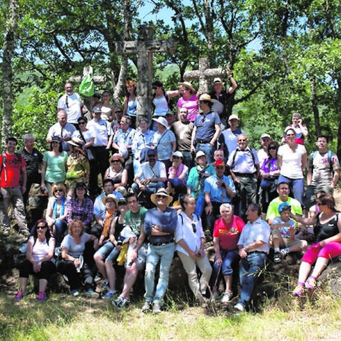 Todos los participantes del tercer encuentro de ‘En tu pueblo y en el mío’, en el Calvario de Las Casas del Conde. 