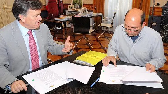 Francisco Vázquez y Fernando Garcés, en la firma del convenio.