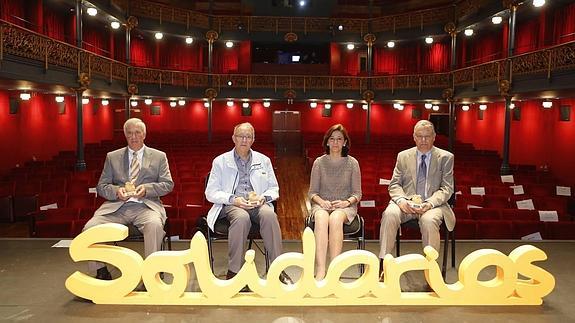 Los ganadores de la pasada edición, Jesús Corrales (Feafes Castilla y León), Antonio García y María Paz de la Puente (Fundación Aldaba-Proyecto Hombre) y Manuel Fernández (Fundación Personas), en el Teatro Zorrilla. 