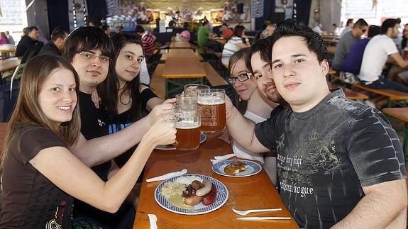 Un grupo de jóvenes degustan productos alemanes en la fiesta de la cerveza Oktoberfest, en la Plaza de Valladolid.