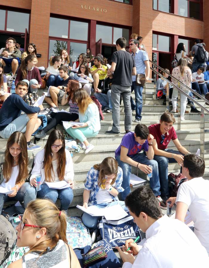 Alumnos, a las puertas del aulario.