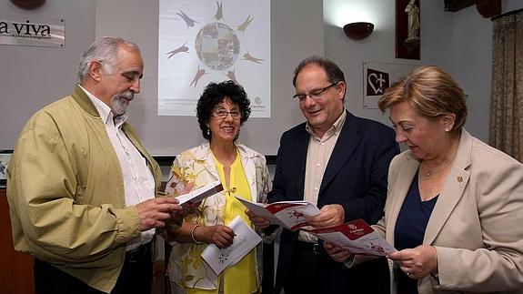 El director de Cáritas Diocesana de Valladolid, Jesús García Gallo (2 D), presenta la memoria del año 2013 junto a los responsables en la provincia. 