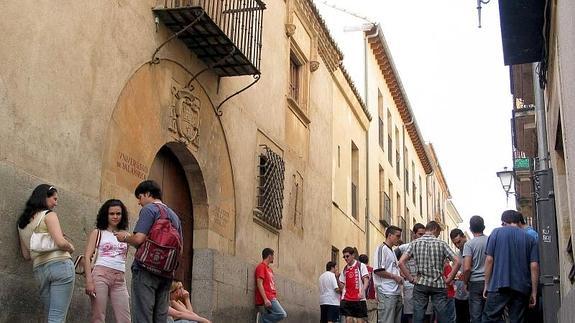 Estudiantes en la puerta de una de las bibliotecas de la Usal.