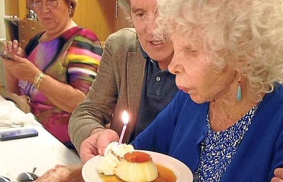 Cayetana sopla las velas junto a su marido y amigos