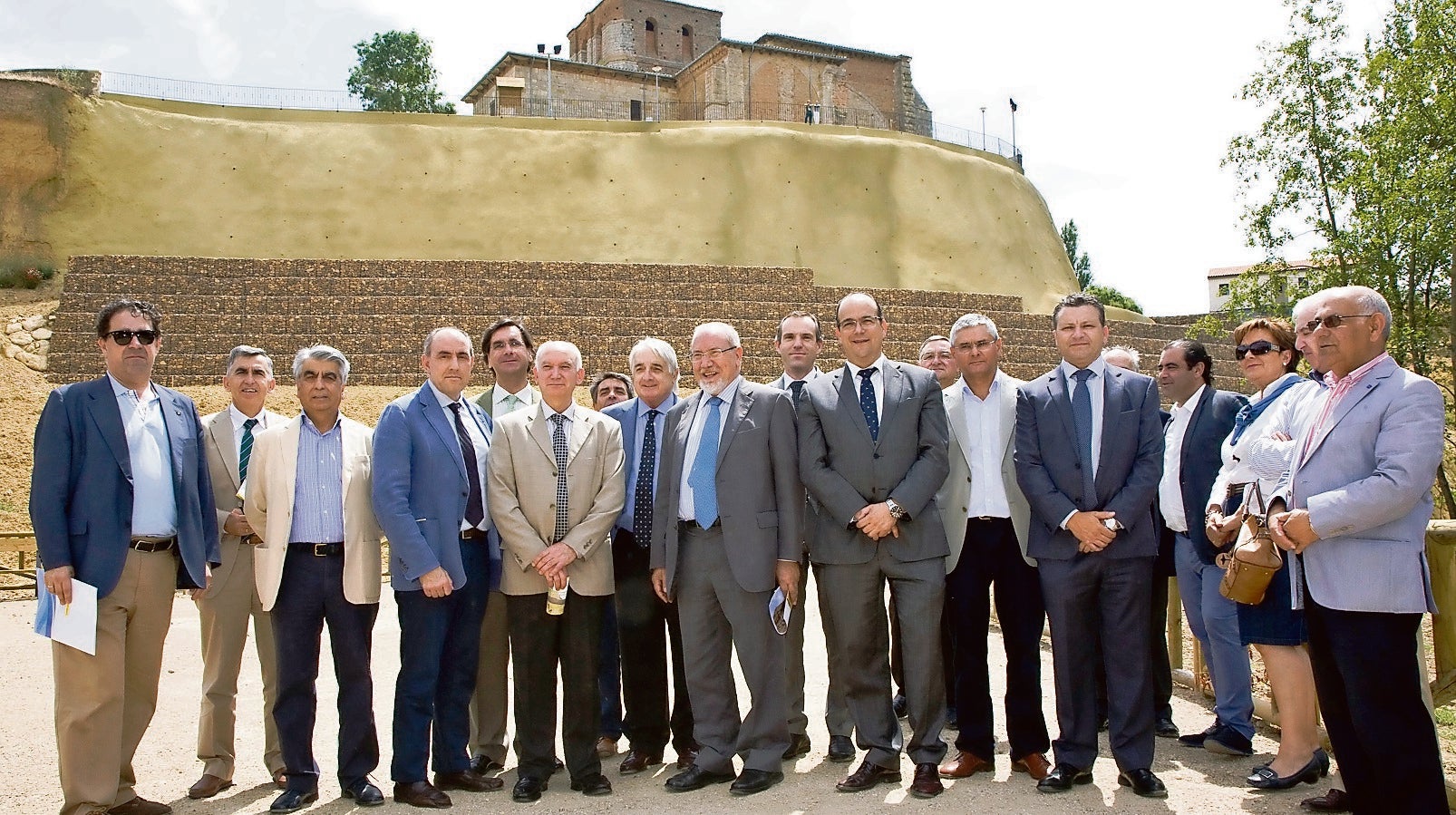 Representantes de las instituciones, debajo de la ladera del mirador de Belén.