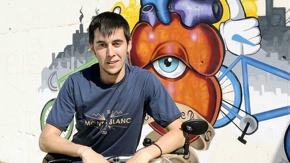 Adrián Bastián, junto a la pasarela de Arturo Eyries.