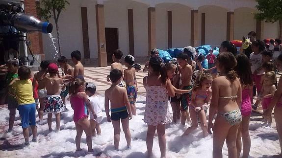 Fiesta de la espuma en el barrio Girón S. G.