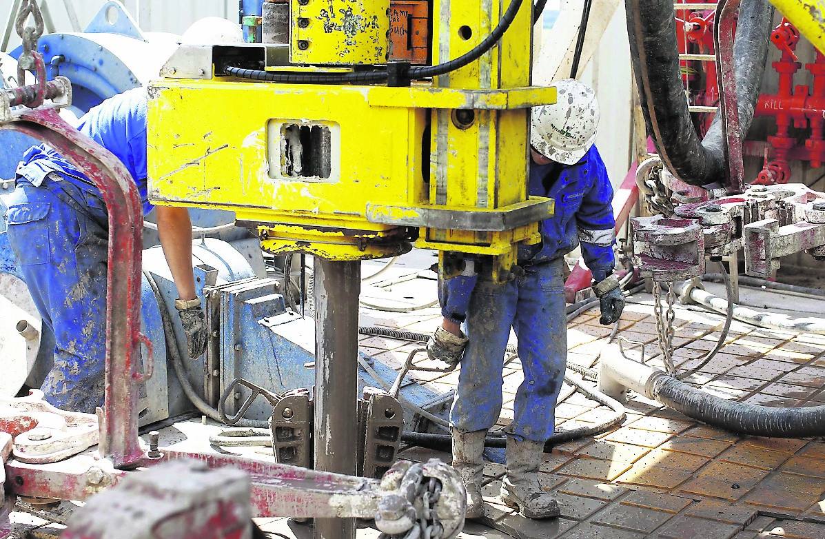 Trabajadores preparan el equipo para extracción de gas por fracking en Polonia. 