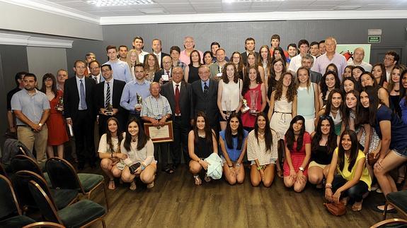 Foto de familia de todos los galardonados en la XX Gala Regional del Balonmano