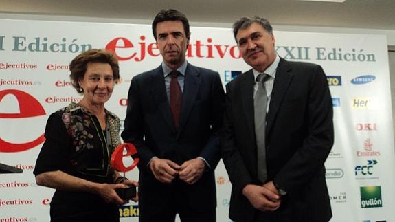 María Teresa Rodríguez con el ministro José Manuel Soria y Juan Manuel Martínez Gabaldón en una entrega de premios en 2012. 