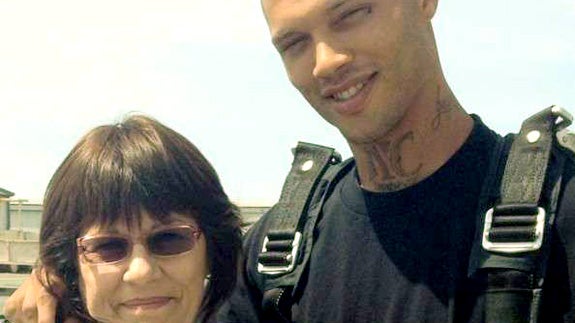 Katherine Angier y su hijo Jeremy Meeks.